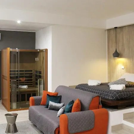 La Petite Famille Aparthotel 4*